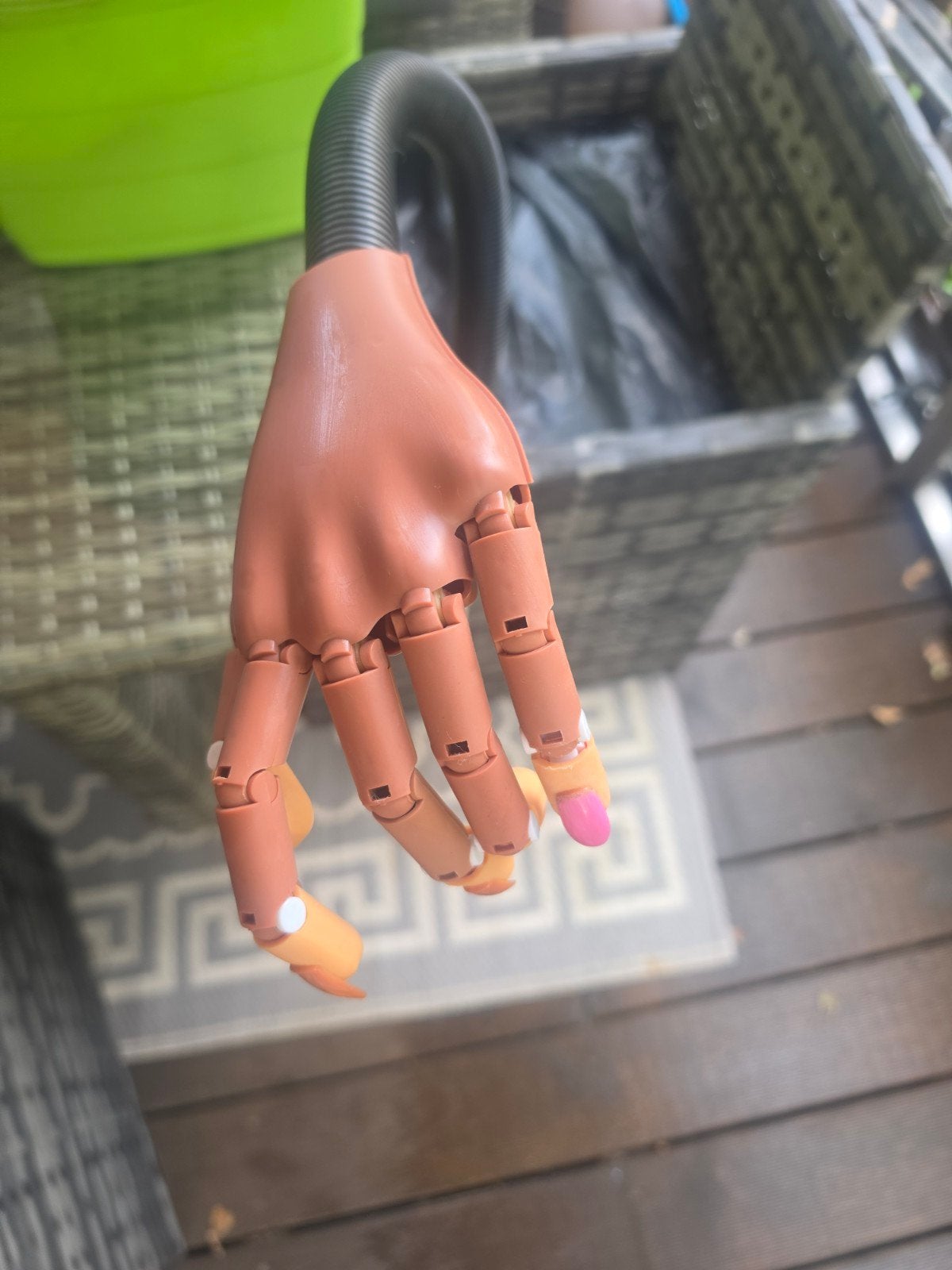 oefenhand nagels, Ophalen