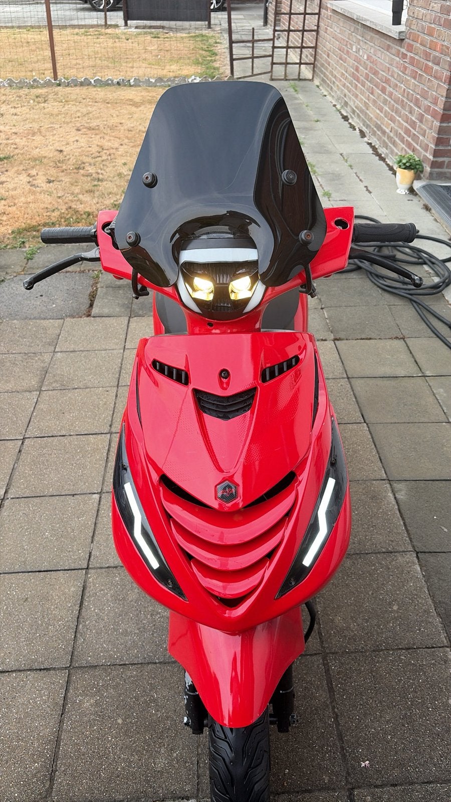 Piaggio Scooter – 2016 – Rood – Rijdt goed, Fietsen en Brommers, Ophalen, Zo goed als nieuw