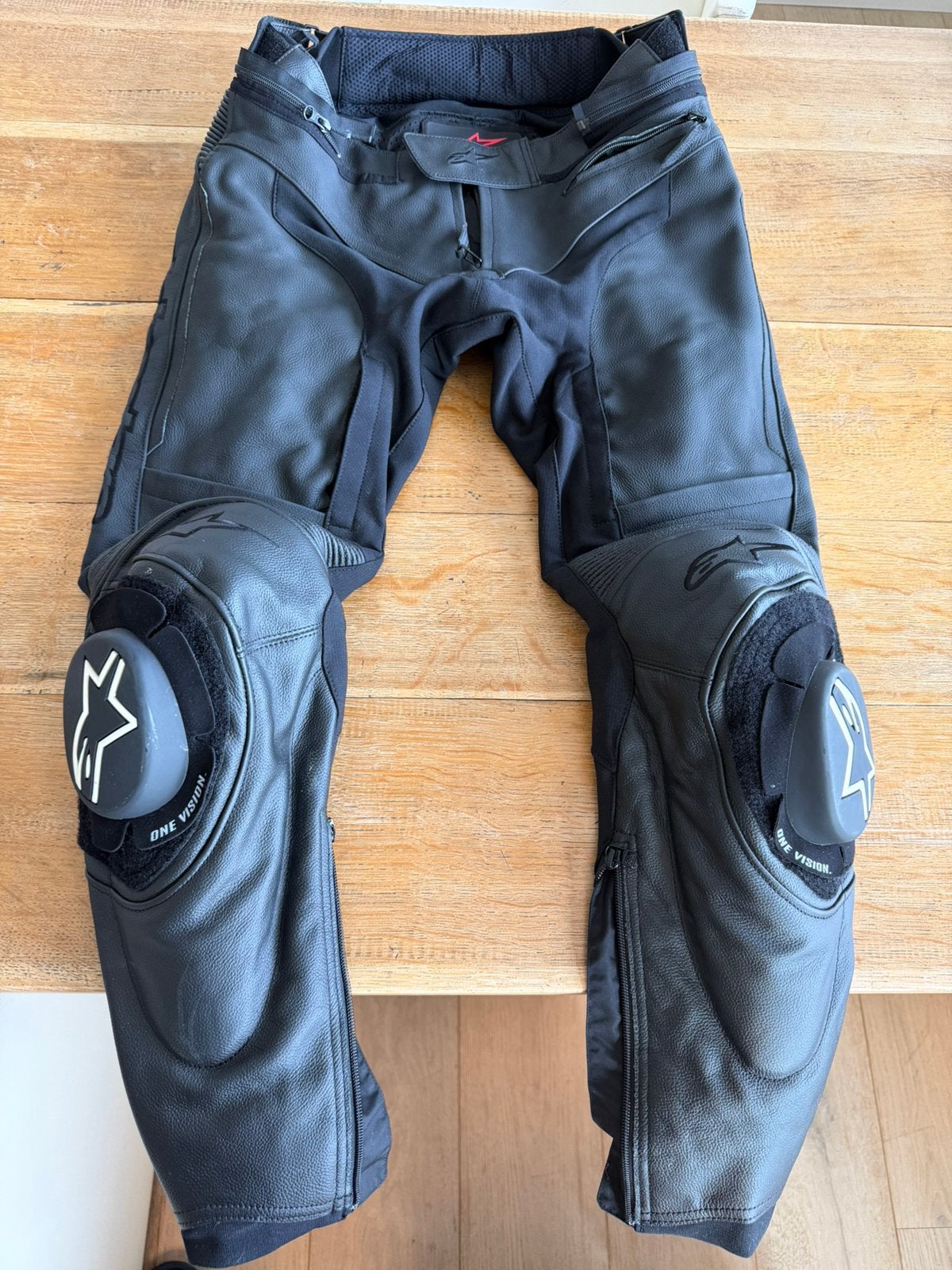 Alpinestars motobroek, Ophalen