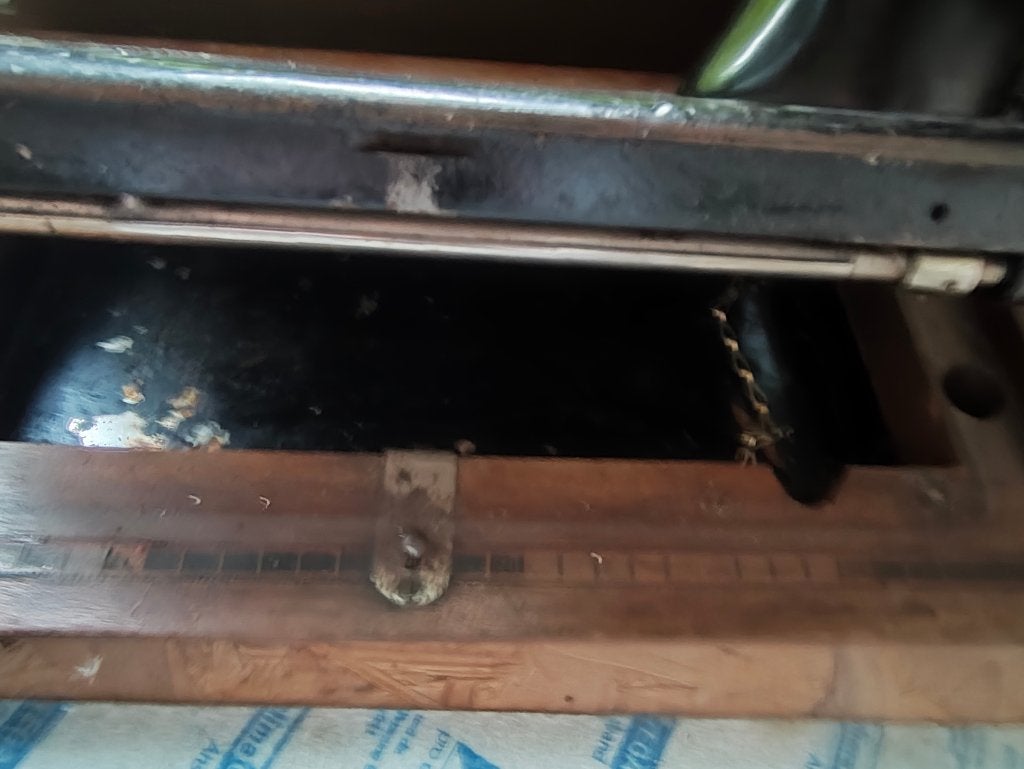 L'ancienne machine à coudre fonctionne toujours, Enlèvement