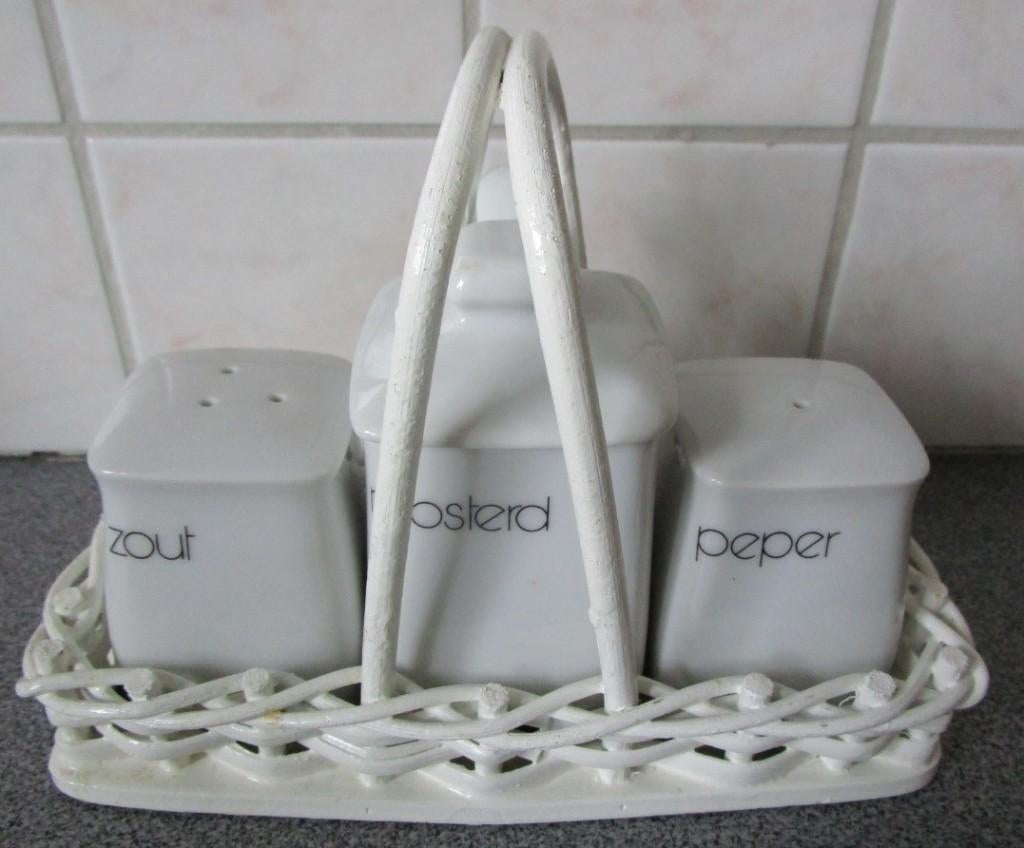 Set in porselein zout, peper, mosterd - OPRUIM SERVIES, Huis en Inrichting, Overige typen, Ophalen of Verzenden, Zo goed als nieuw