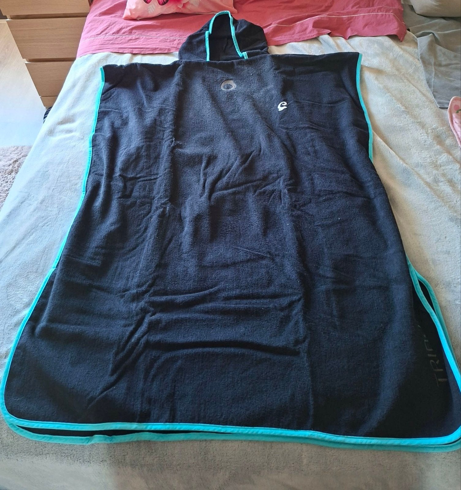 Surf poncho, zwart en groen, Sports nautiques & Bateaux, Vêtements nautiques, Enlèvement ou Envoi, Comme neuf, Femme ou Homme