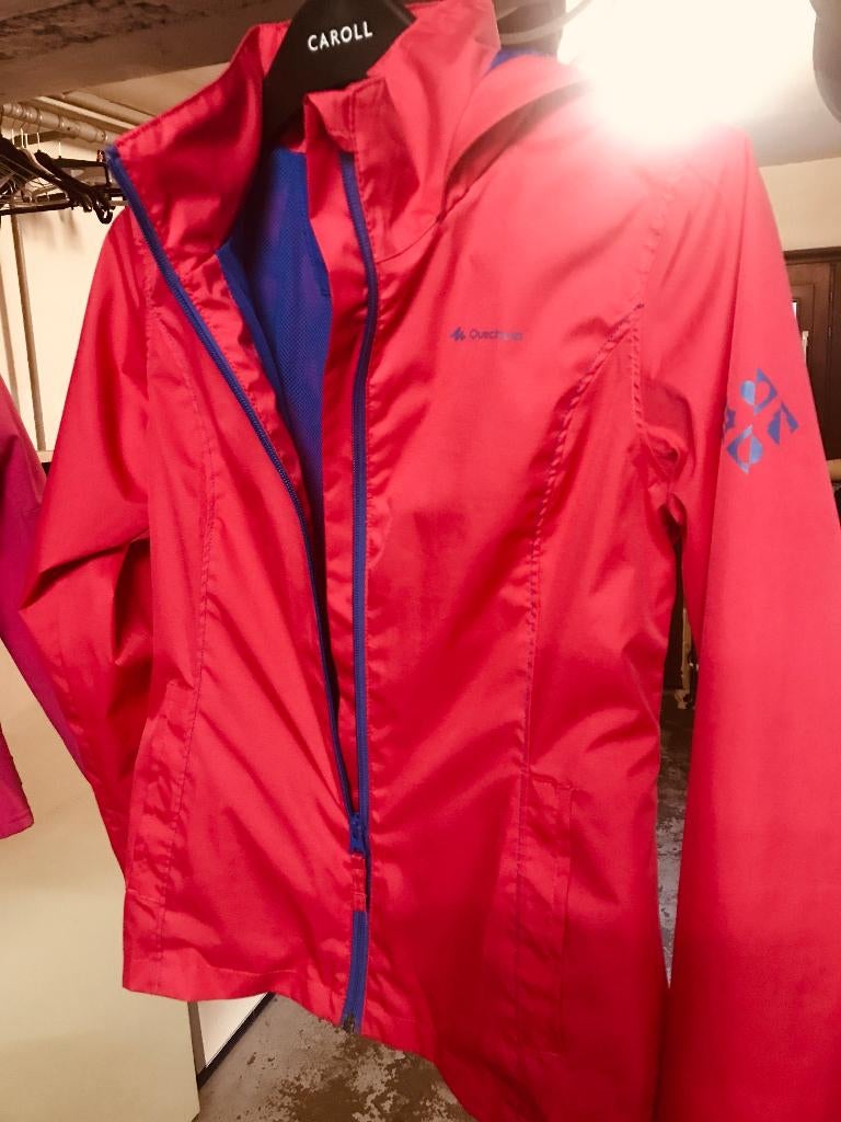 deux veste coupe vent ( QUECHUA), Caravanes & Camping, Vêtements de pluie, Enlèvement, Comme neuf, Imperméable, Heren