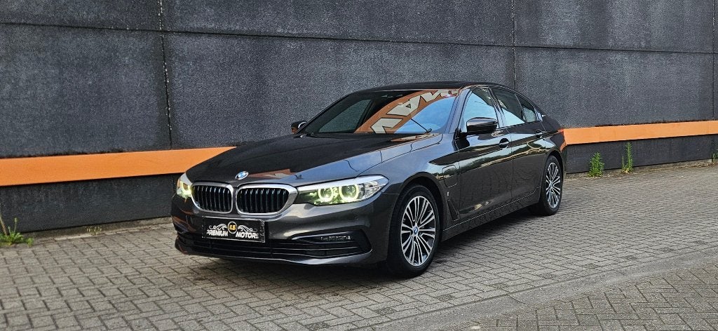 BMW 530 e SPORTLINE /PANO/CAMERA/LEDER/BI XENON/NAVI PROFFF, Autos, Entreprise, Entretenue par le concessionnaire, Berline, Automatique