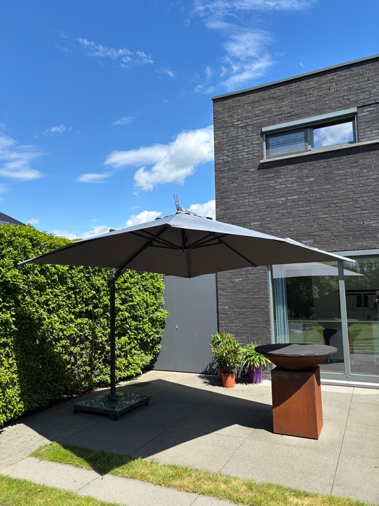 Zweefparasol met granieten voet van 90kg, Tuin en Terras, Parasols, Ophalen, Gebruikt, 2 tot 3 meter, Zweefparasol