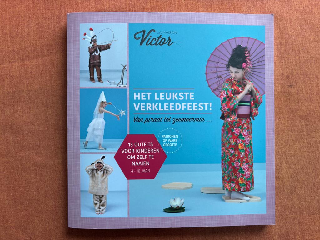 Naaiboek van Victor “Het leukste verkleedfeest”, Boeken, Ophalen of Verzenden, Zo goed als nieuw, Borduren en Naaien