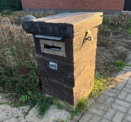 Gratis zelfgemaakte brievenbus van treinbils, Tuin en Terras, Ophalen, Gebruikt, Hout, Staande brievenbus
