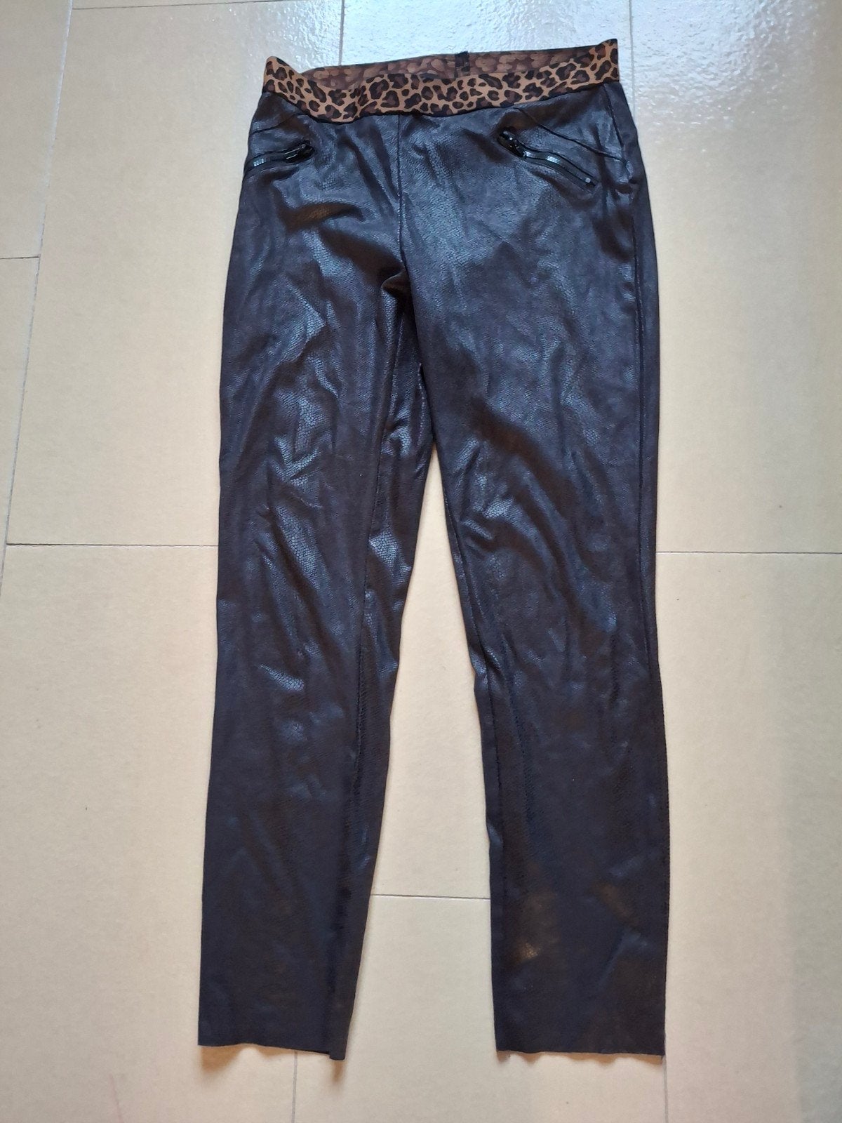 zwarte lederlook broek Geisha mt 40, Ophalen of Verzenden, Zo goed als nieuw, Maat 40/42 (M), Zwart