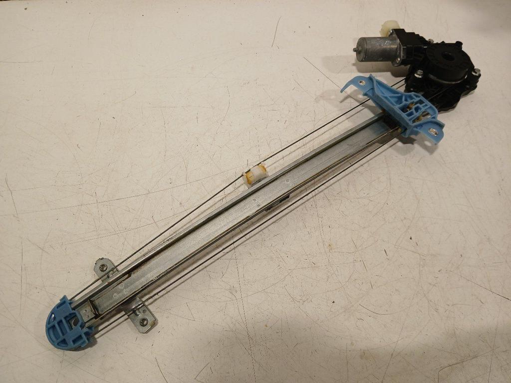 Raammechaniek elektrisch links voor Suzuki Swift, Onderdelen@venauto.nl, Van der Ven Autorecycling B.V., Ettenseweg 76, 4706 PB Roosendaal, The Netherlands
