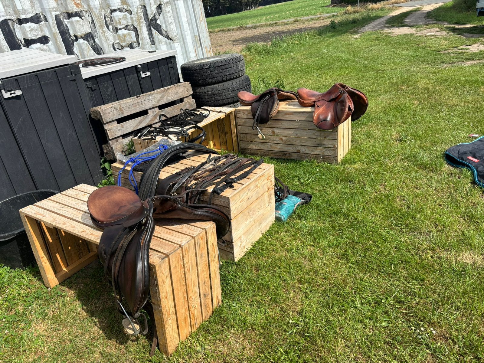 Partij paardenspullen met 3 zadels, Animaux & Accessoires, Chevaux & Poneys | Selles, Enlèvement, Obstacle