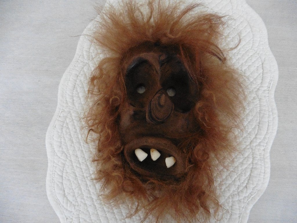 Houten masker gebeeldhouwd door een ambachtsman uit Evolène, Ophalen of Verzenden, Nieuw