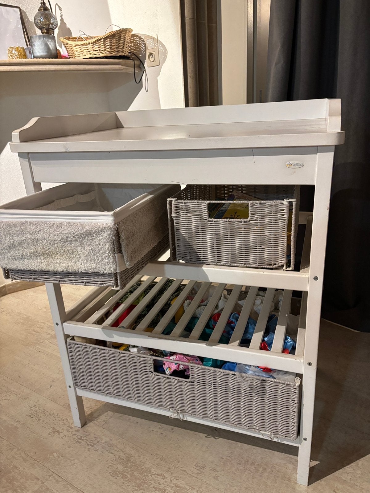 Witte houten verzorgingstafel / luiertafel met opbergmanden, Ophalen, Gebruikt