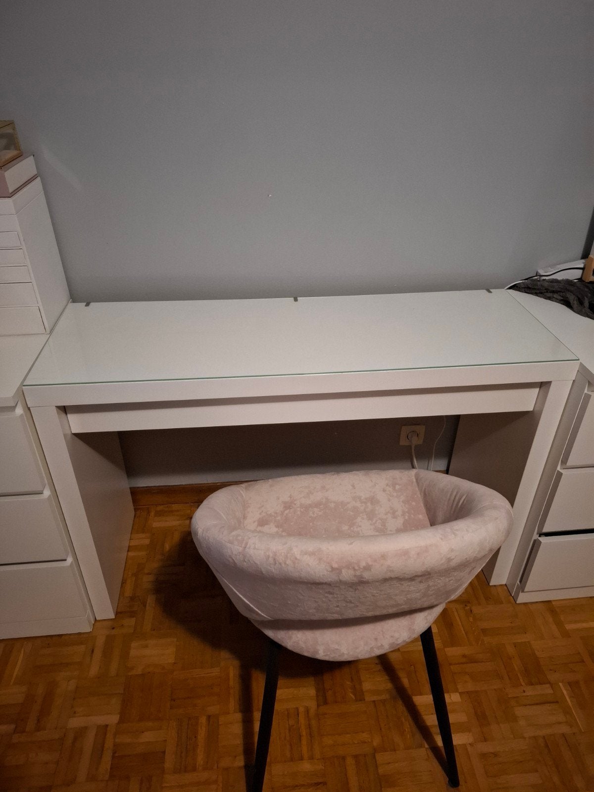 Ikea Malm Make Up Tafel met roze stoel, Huis en Inrichting, Ophalen, IKEA, Roze