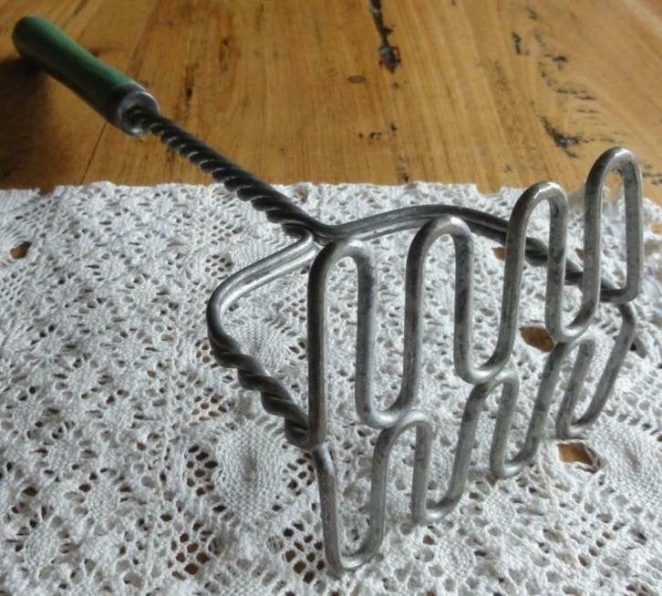 Verweerde brocante puree stamper met groen houten handvat 2, Antiek en Kunst, Curiosa en Brocante, Ophalen of Verzenden