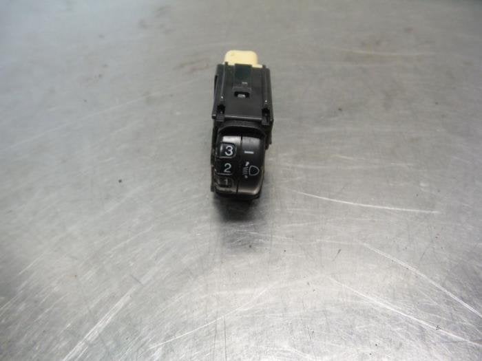 Commutateur phare hauteur réglable d'un Toyota Yaris (Yaris, Autos : Pièces & Accessoires, -, 3 mois de garantie, Toyota, Utilisé