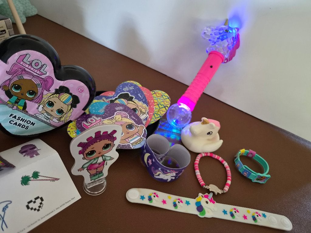 Lot jouets fille : Baguette licorne lumineuse + Cartes LOL, Enlèvement, Utilisé, Autres types
