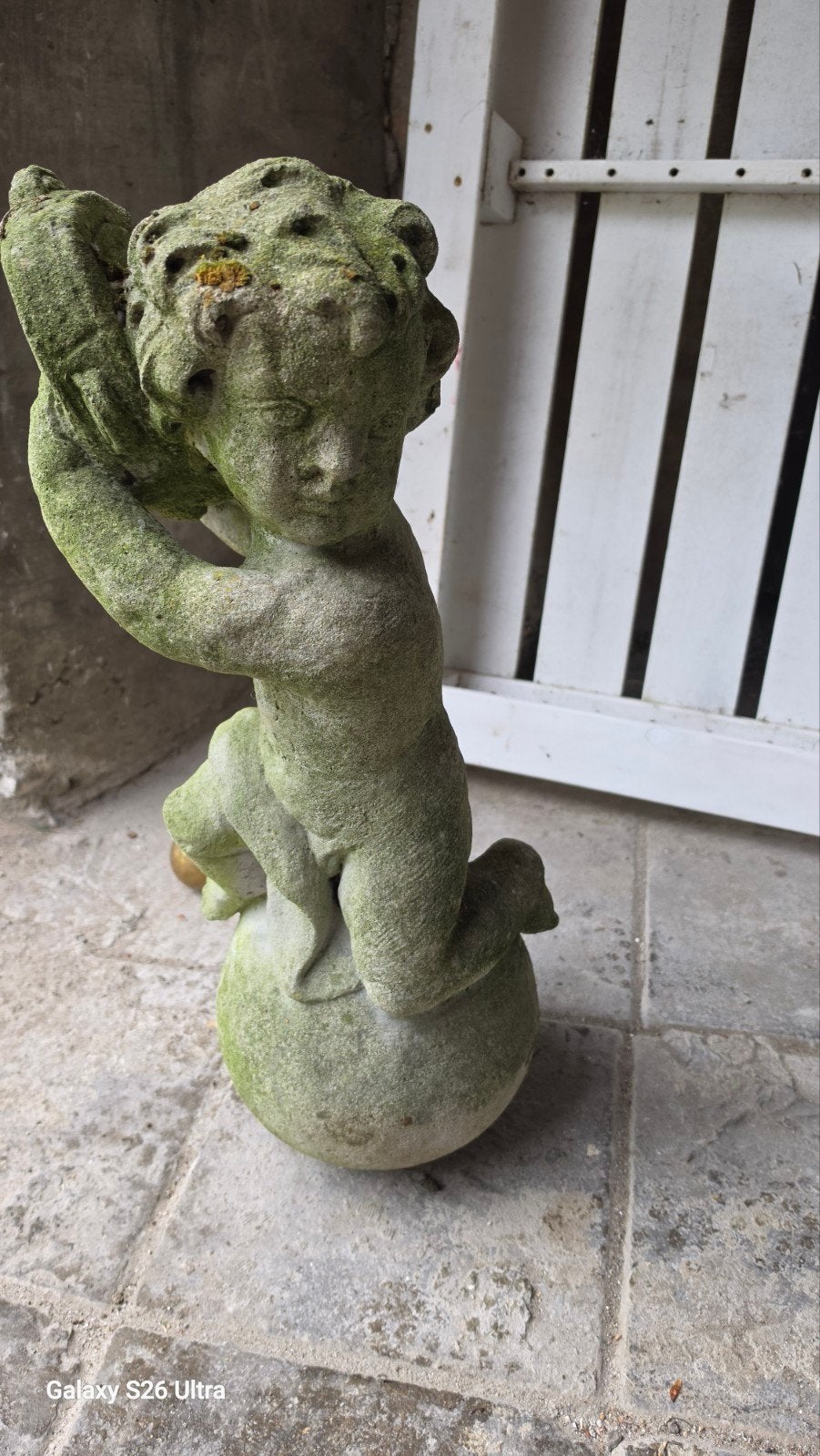 tuinbeeld zeer mooi alleen wat vies niet beschadigt, Tuin en Terras, Tuinbeelden, Ophalen of Verzenden, Zo goed als nieuw, Beton