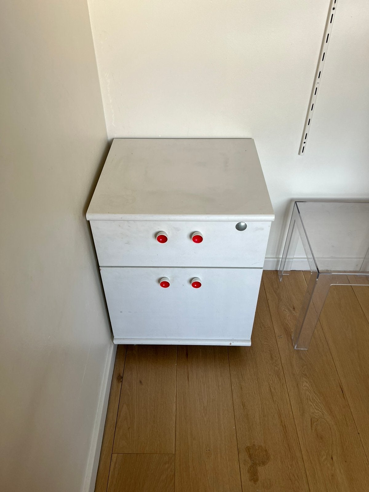 Petit meuble blanc avec des tiroirs (Forest, Place Albert), Maison & Meubles, Enlèvement, Comme neuf