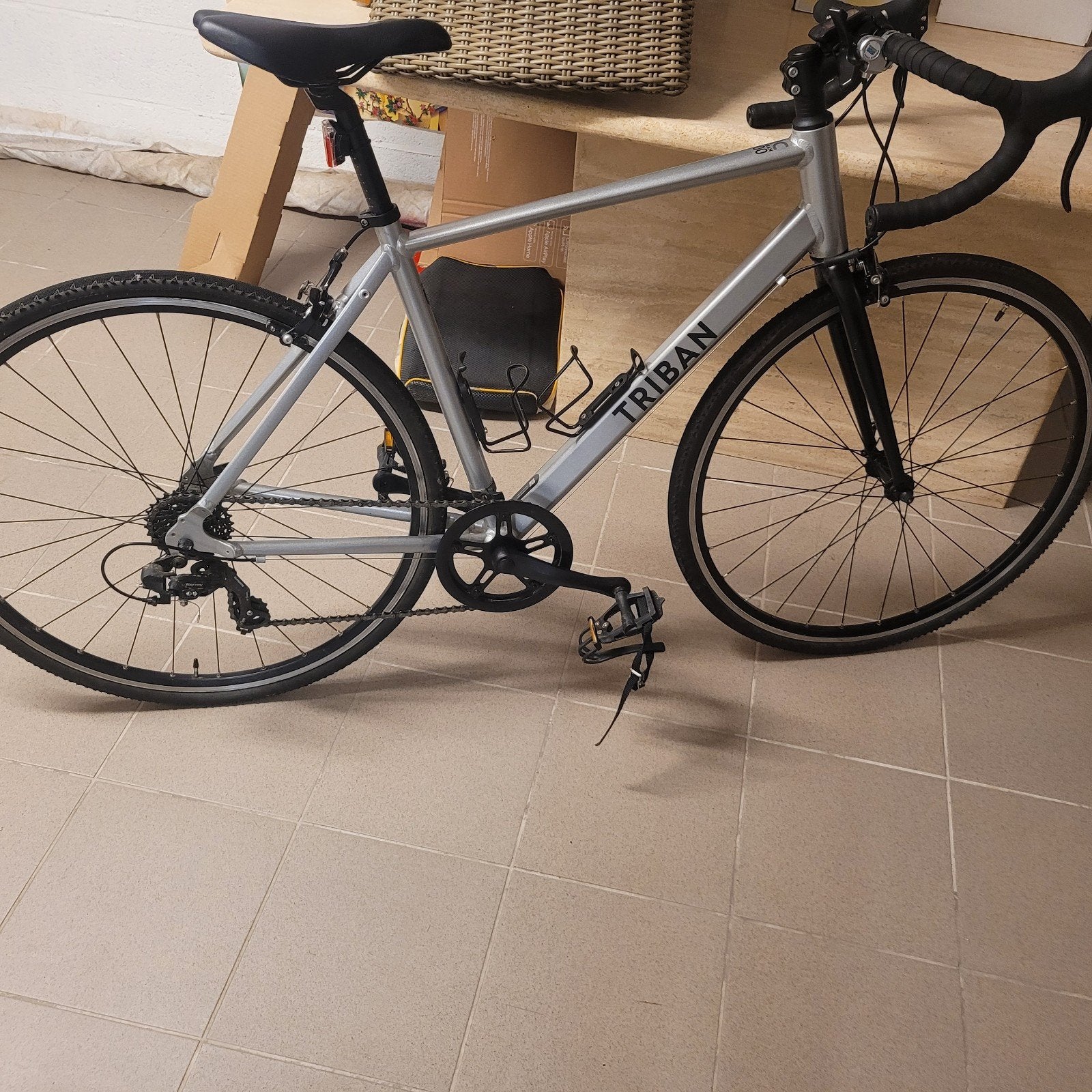 Vélo de courses Triban de couleur gris avec 4 autres pédale, Enlèvement