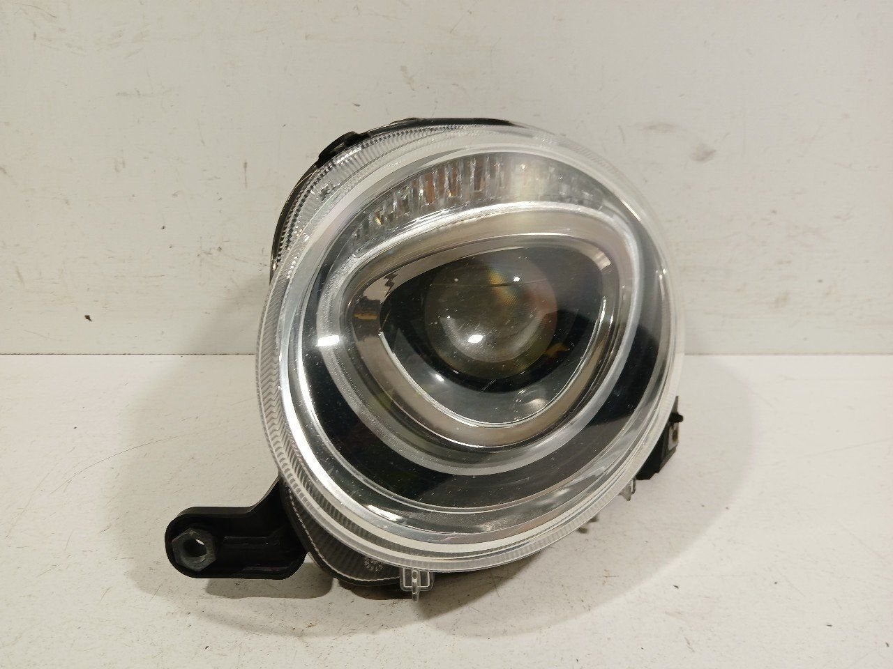 Koplamp links Fiat 500, Auto-onderdelen, Verlichting, Onderdelen@venauto.nl, Van der Ven Autorecycling B.V., Gebruikt, Ettenseweg 76, 4706 PB Roosendaal, The Netherlands