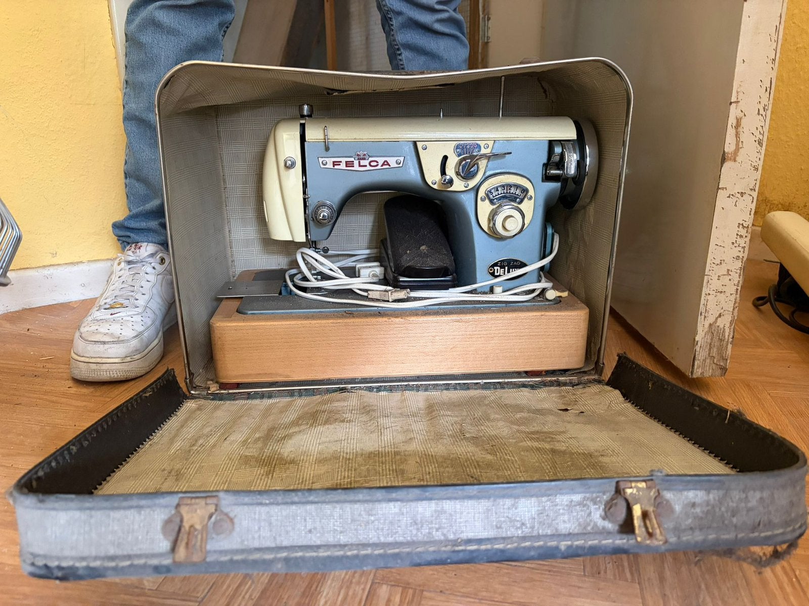 Machine à coudre vintage FELCA De Luxe Années 60 avec valise, Enlèvement