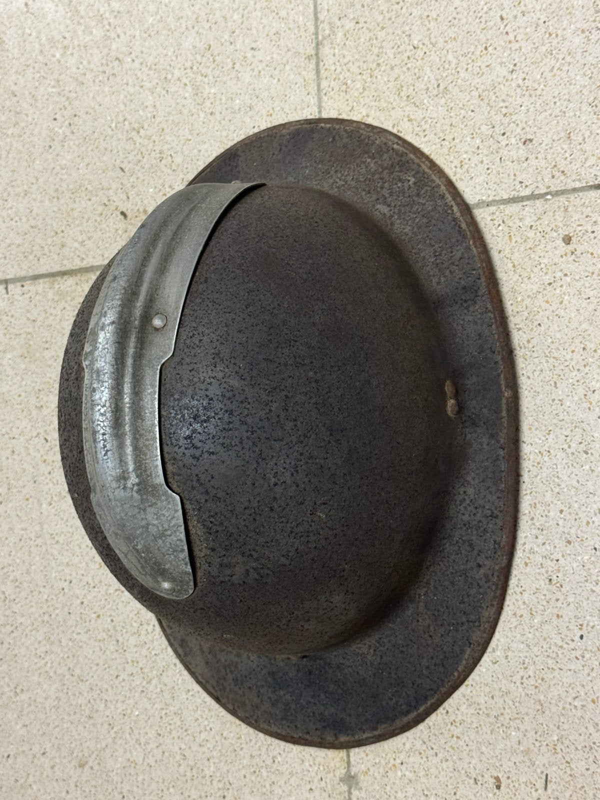 Casque Adrian français authentique, modèle M15 ou 26, Collections, Enlèvement, Armée de terre, Casque ou Béret