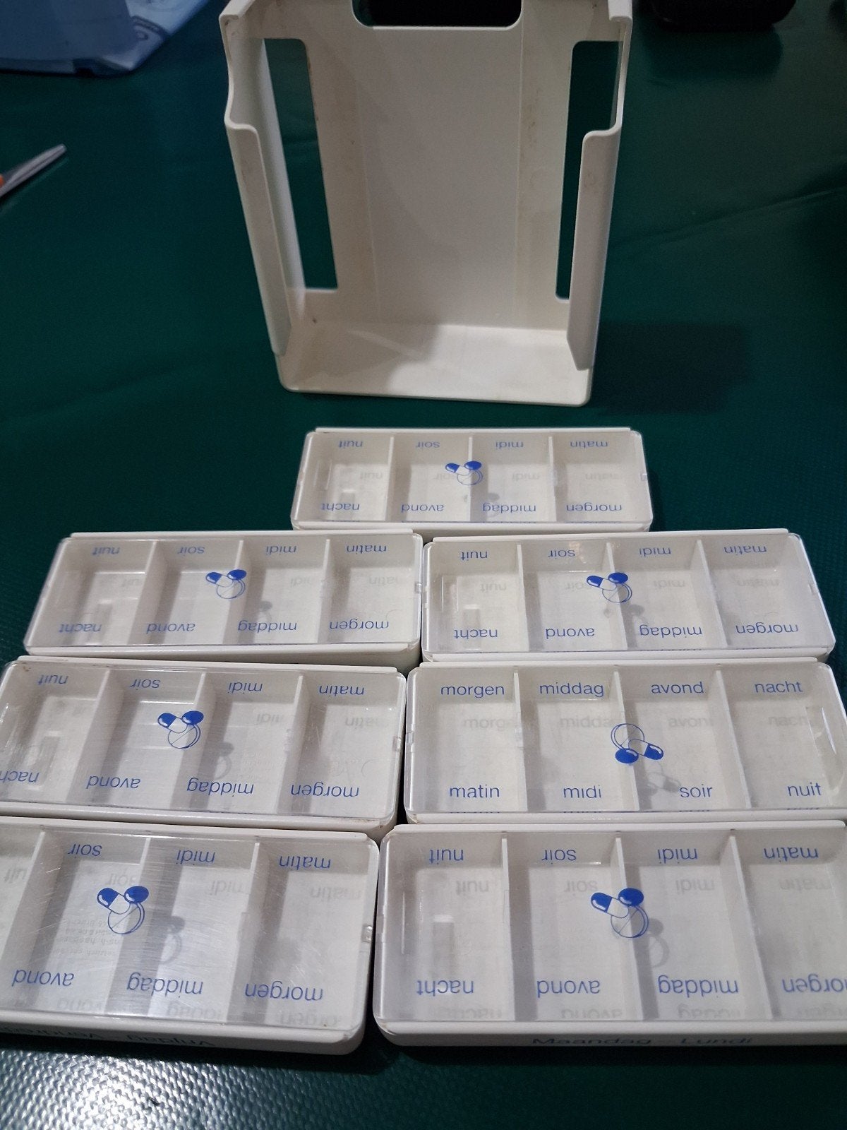Pillen doos voor een hele week, Ophalen
