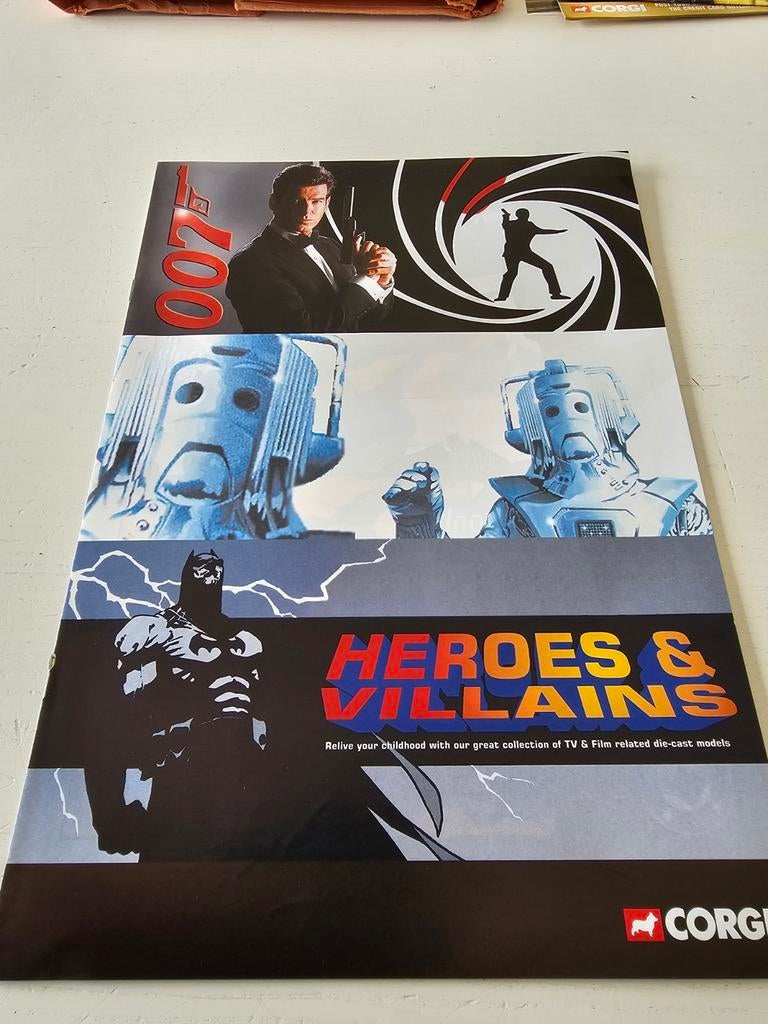 Corgi "Heroes & Villains" verzamelcatalogus voor diecast-mod, Ophalen of Verzenden, Corgi