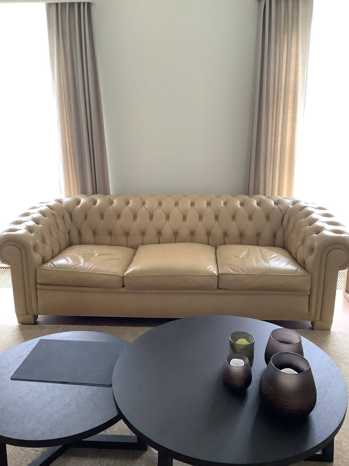Beige Chesterfield, Maison & Meubles, Enlèvement, Comme neuf