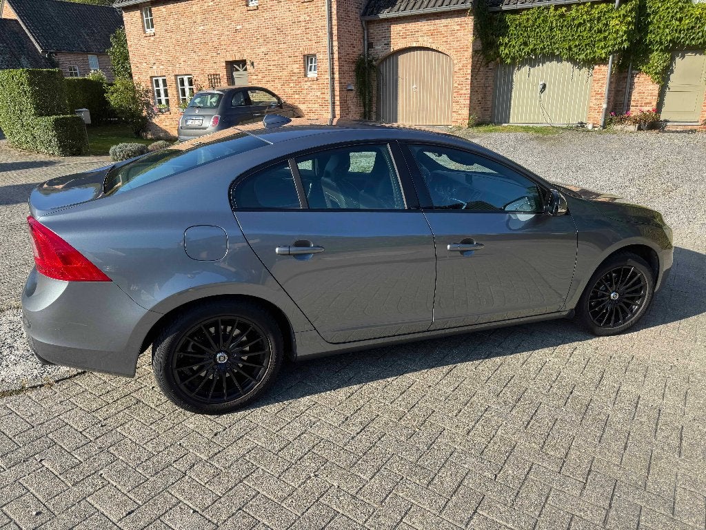 Volvo S60 D3 2016 Kinetic, Autos, Cuir, Argent ou Gris, Achat, Boîte manuelle