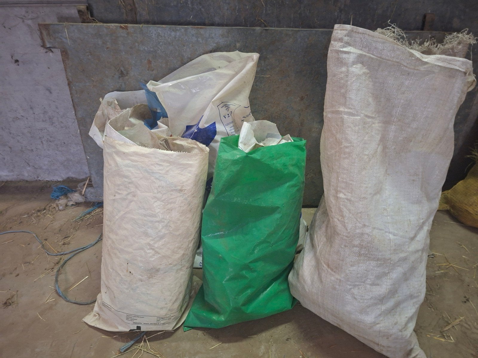 Plastieken zakken  en jute zakken, Ophalen