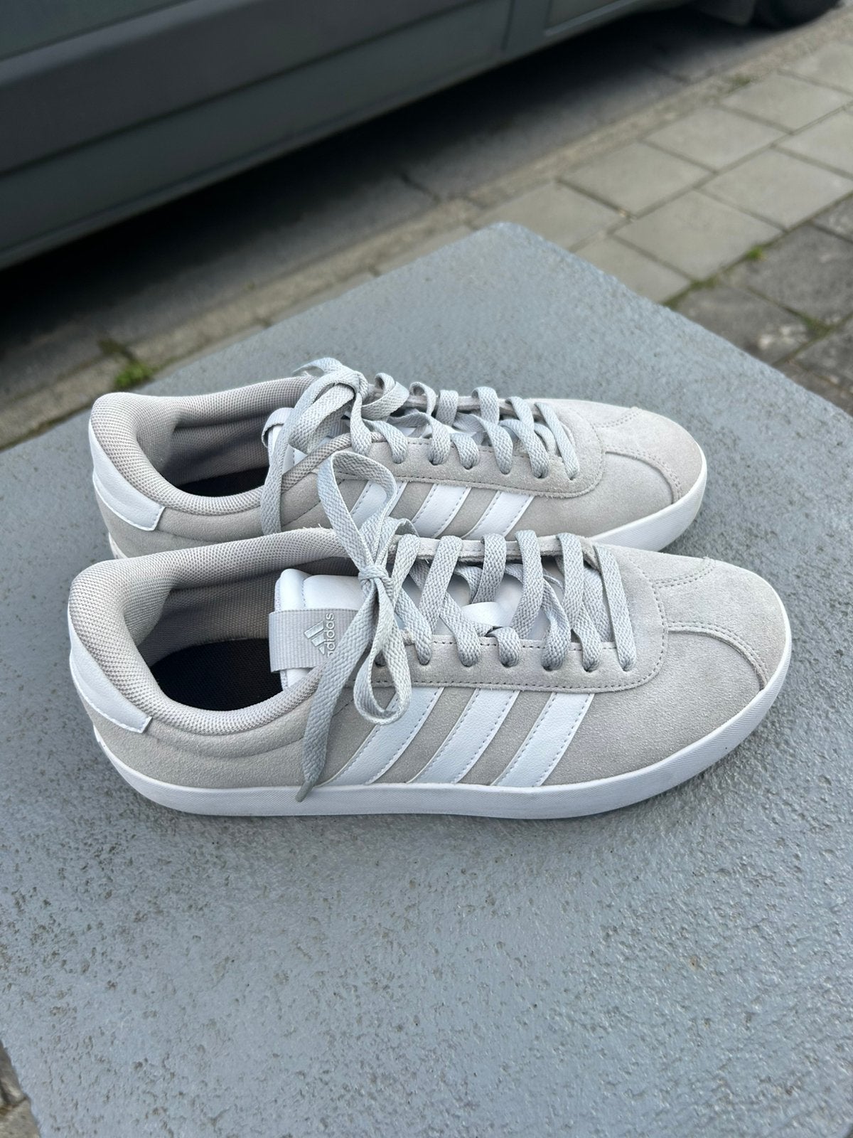 Baskets Adidas VL Court 3.0 Gris/Blanc  (Très bon état), Gris, Sneakers et Baskets, Comme neuf, Envoi