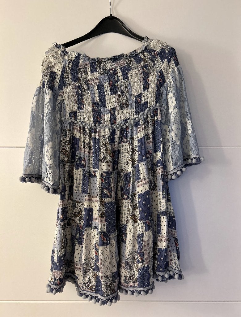 Blauwe jurk met witte print en schmock, Kleding | Dames, Blauw, Maat 42/44 (L), Ophalen of Verzenden, Zo goed als nieuw