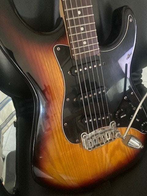 G&L Tribute Legacy SSS (3-Tone Sunburst / Rosewood), Muziek en Instrumenten, Snaarinstrumenten | Gitaren | Elektrisch, Ophalen of Verzenden