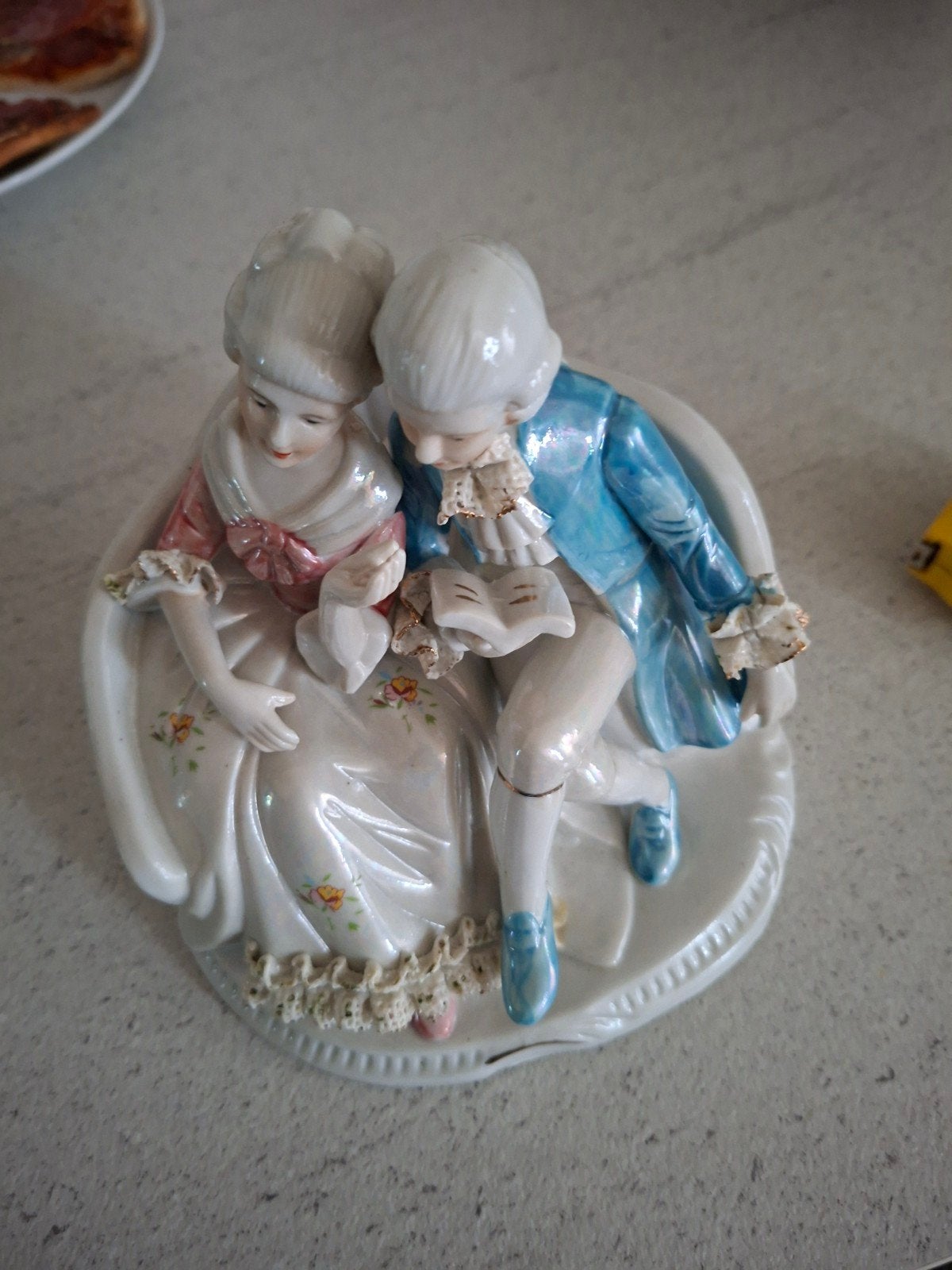 Vintage porseleinen beeldje «Galant Koppel» in Rococo stijl, Huis en Inrichting, Ophalen, Gouden accenten