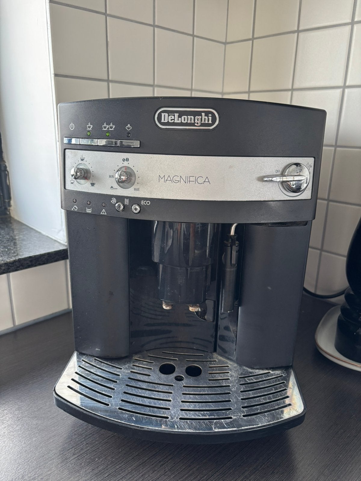 Machine à café DeLonghi Magnifica, Electroménager, Cafetières, Réservoir d'eau amovible, Café en grains, Utilisé, Enlèvement