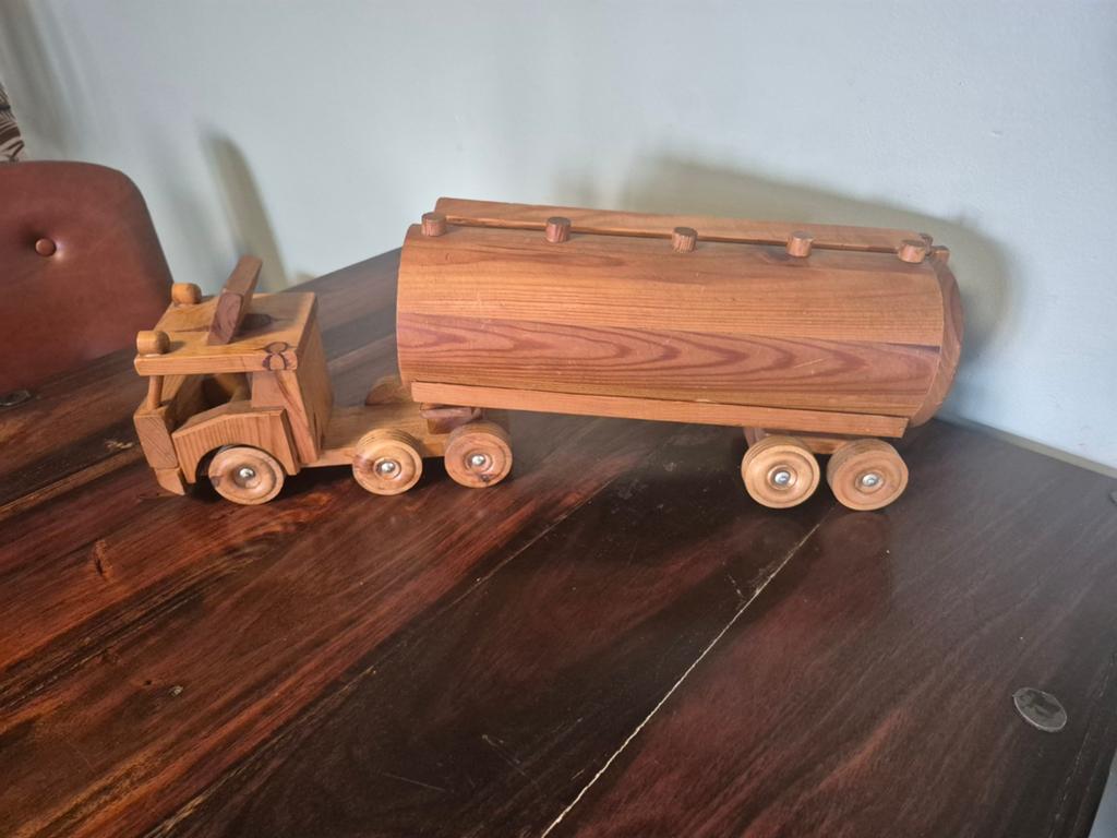 handgemaakt vrachtwagen mooie staat
Uit hout
+- 60cmL 25cmH, Ophalen of Verzenden