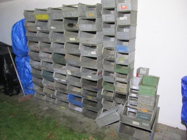 Oude industriële metalen bakken en stapelbakken, Enlèvement, Utilisé