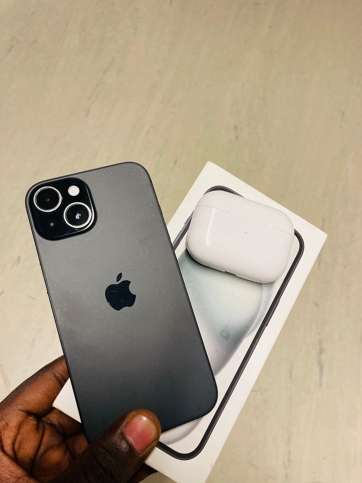 IPHONE 15 et Airpods pro 1ère génération a vendre, Télécoms, Téléphonie mobile | Apple iPhone, 128 GB, IPhone 15, Utilisé, Sans abonnement