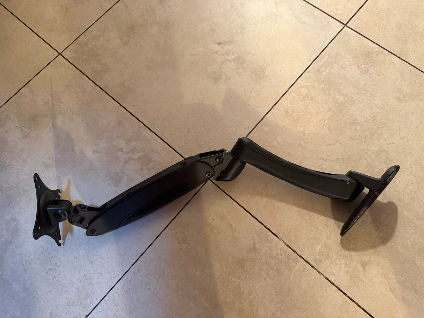 À vendre : 2 bras articulés pour écrans PC, Informatique & Logiciels, Enlèvement ou Envoi