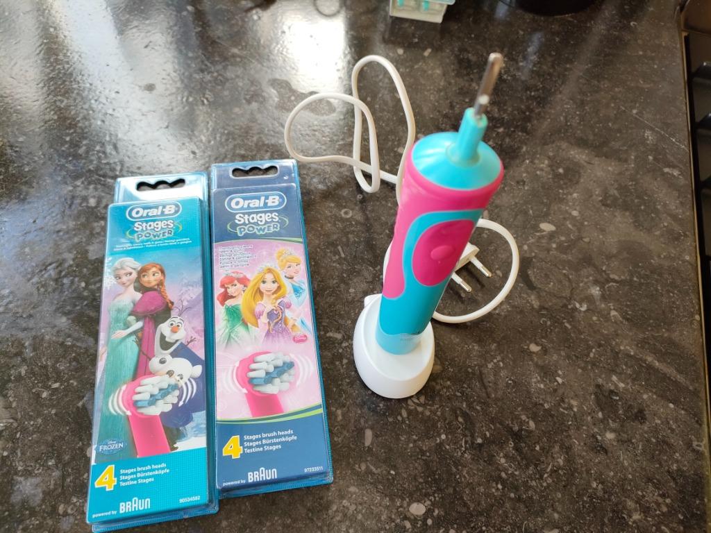 Oral B stages power elektrische tandenborstel kind + 8 borst, Ophalen of Verzenden, Zo goed als nieuw