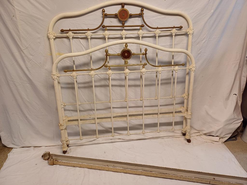 lit ancien en métal, laiton et médaillon bois, Maison & Meubles, Chambre à coucher | Lits, Enlèvement, Utilisé, 120 cm, Blanc
