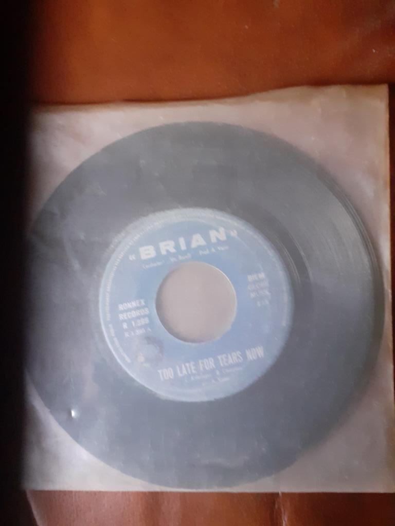 45T Brian : Too late for tears now / I will stay (BELPOP), Ophalen of Verzenden