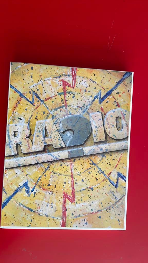 RADIO - Geschiedenis van de Openbare Omroep (boekje+cd) VRT, Boeken, Film, Tv en Media, Zo goed als nieuw, Media, Ophalen of Verzenden