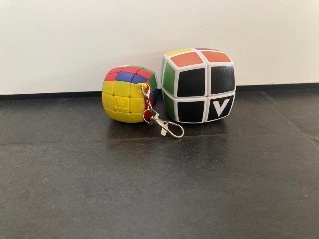 2 rubiks kubussen, Hobby en Vrije tijd, Denksport en Puzzels, Ophalen of Verzenden, Zo goed als nieuw