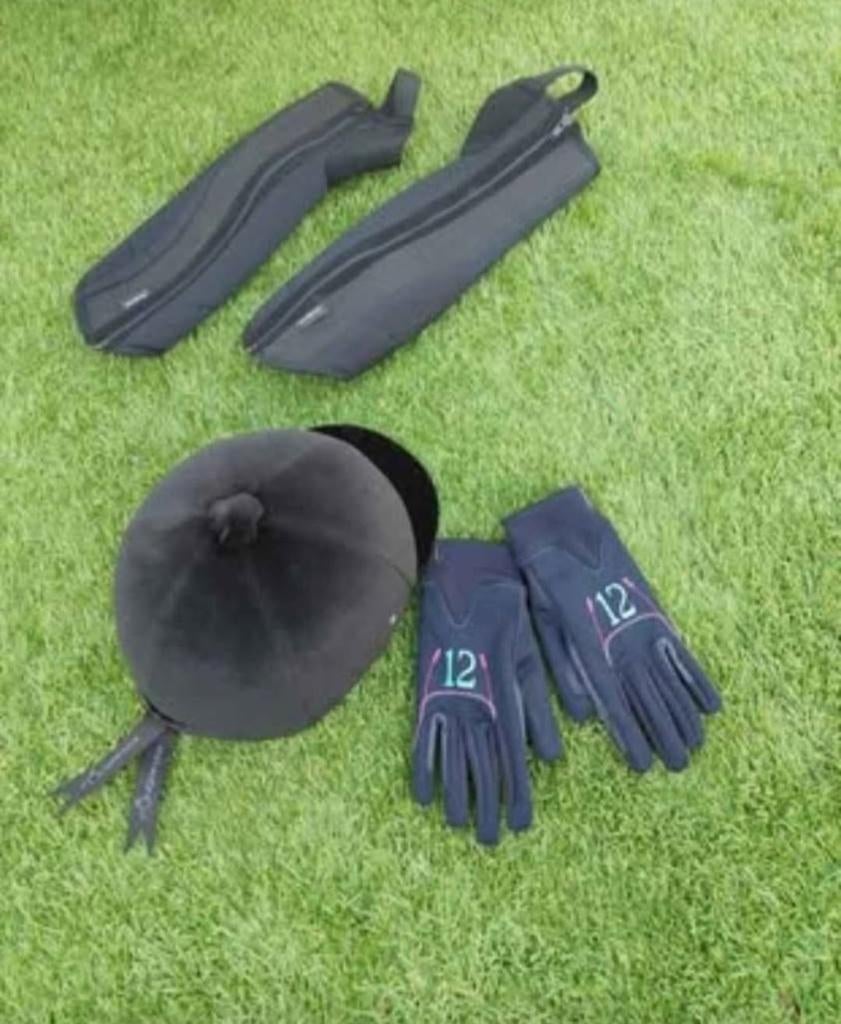 Fournitures d'équitation enfant, gants, bombe et jambières., Enlèvement, Comme neuf, Enfants, Bombe