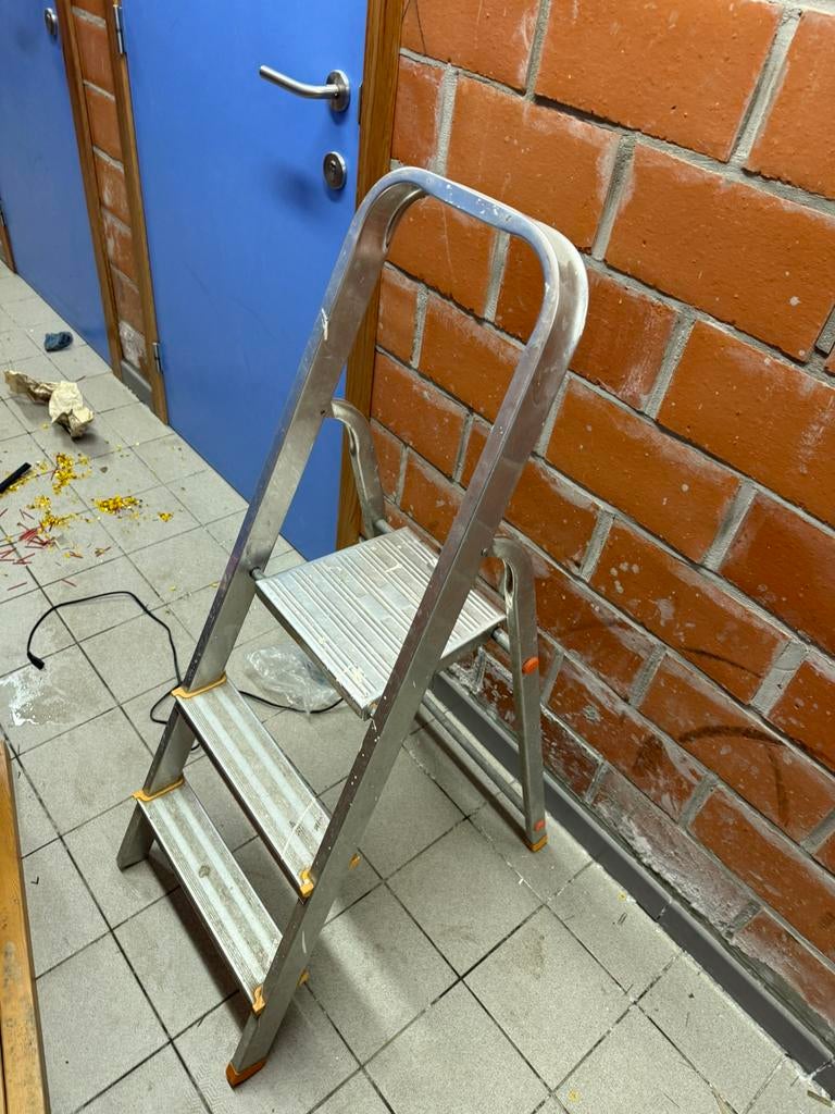 Escabeau pliant en aluminium – 2 marches + plateforme, Enlèvement, Comme neuf