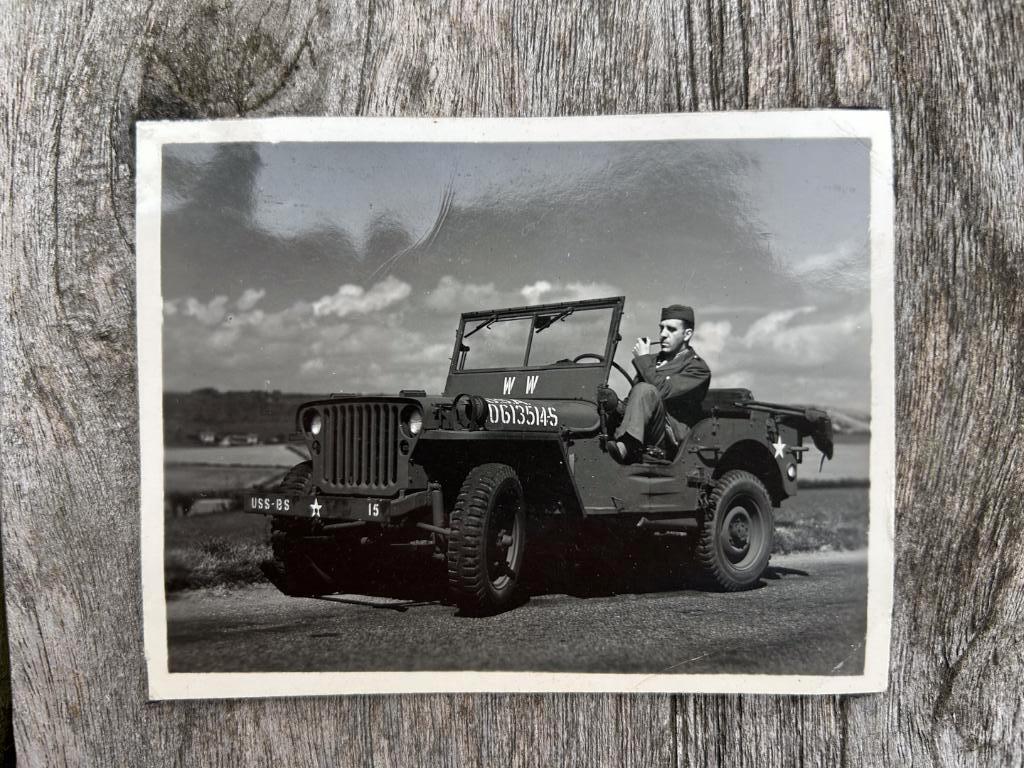 US WW2 originele foto soldaat in Willys MB Jeep - met naam, Ophalen of Verzenden