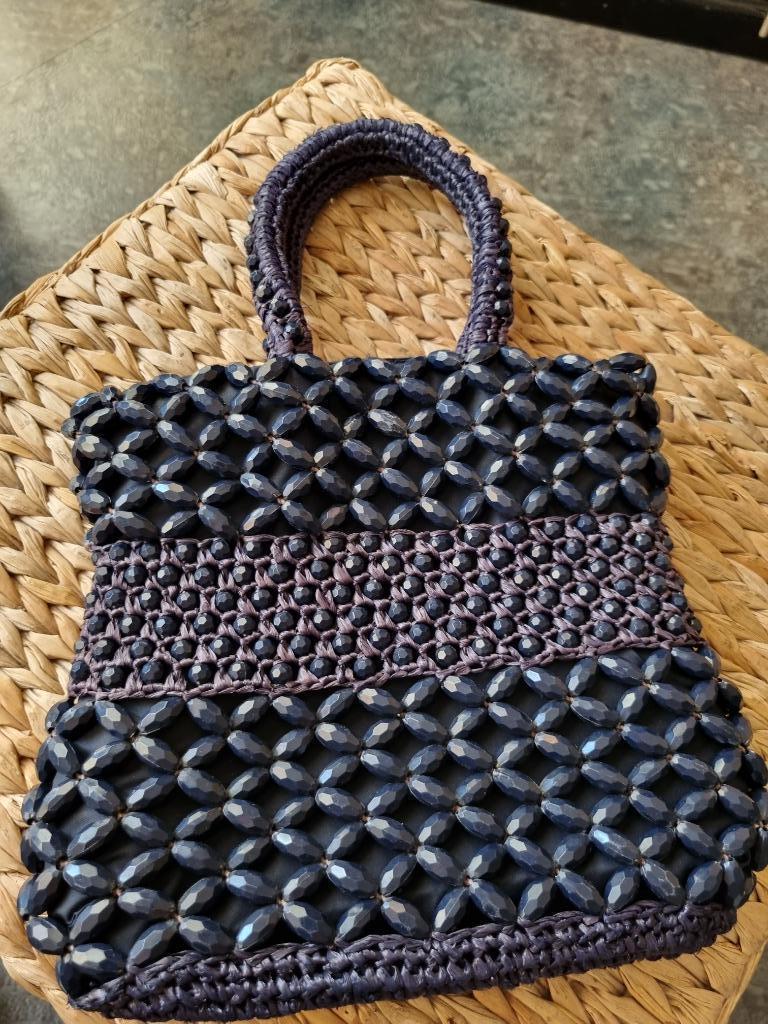 Donkerpaarse handtas met ovale raffia kralen 25 x 23 cm, Ophalen of Verzenden, Gebruikt, Paars, Handtas