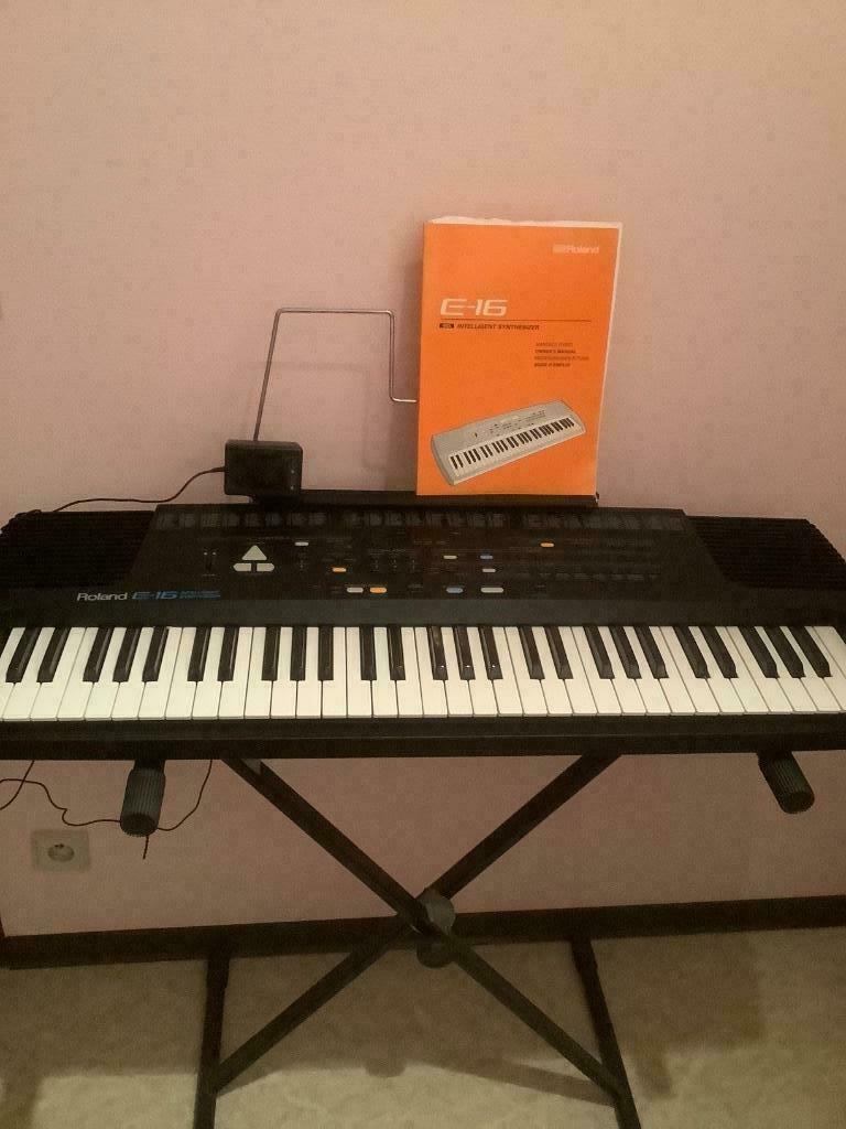 synthesizer Roland E-16, Musique & Instruments, Enlèvement, Comme neuf, Roland, Avec pied
